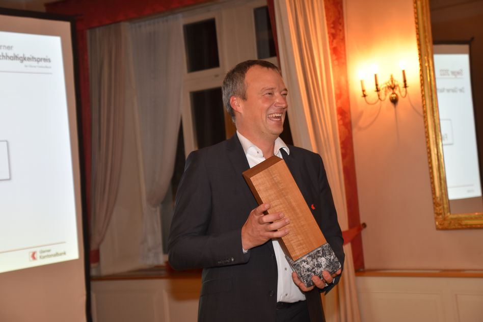 CEO der GLKB Sven Wiederkehr präsentiert den Siegerpokal den ins im kommenden Jahr zu verteigen gilt.