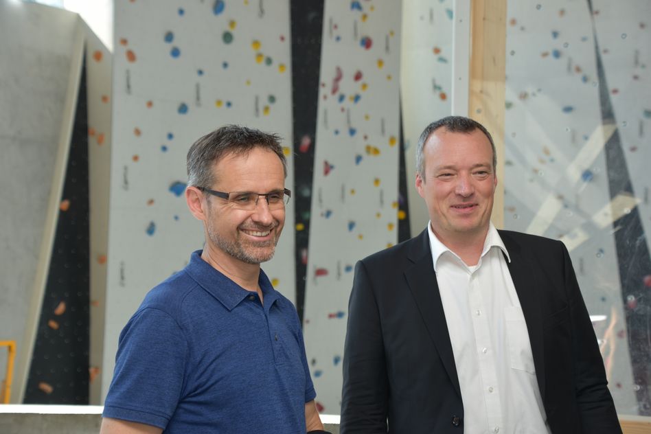 Urs Tscholl (AXA Generalagentur) und Sven Wiederkehr (CEO Glarner Kantonalbank)