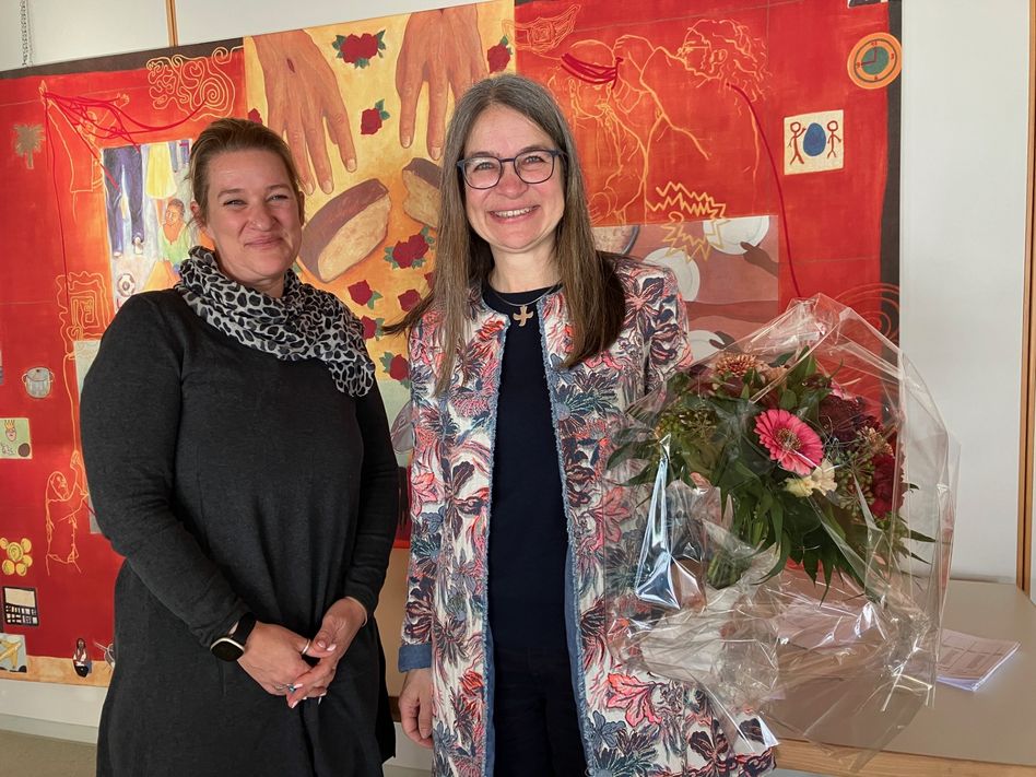 Die neu gewählte Netstaler Pfarrerin Regula Eschle Wyler (rechts) erhält von Kirchengutsverwalterin Saarah Häuptli einen Begrüssungs-Blumenstrauss. (Foto: Käthi Müller)
