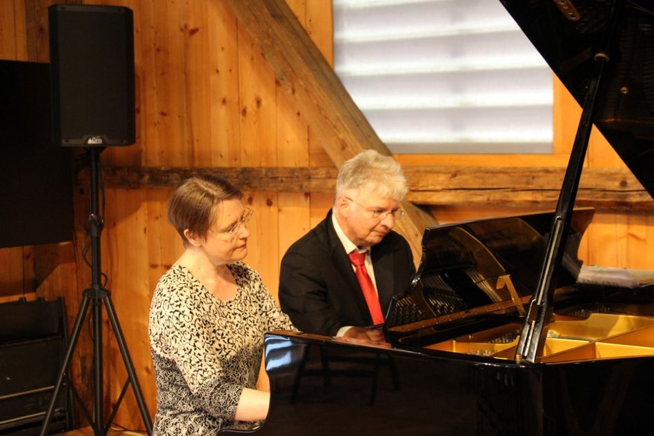 Vilma und Daniel Zbinden am Klavier