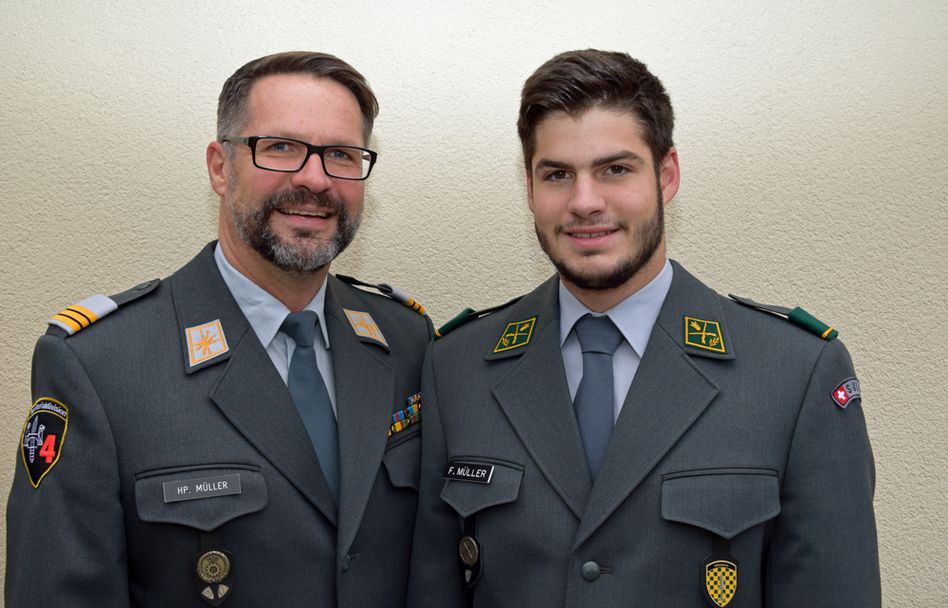 &quot;Hans Peter Müller aus Netstal wurde zum Oberst befördert und sein Sohn Fabian wurde nach erfolgreich absolvierter Offiziersschule zum Leutnant brevetiert.&quot; (Bild: zvg)
