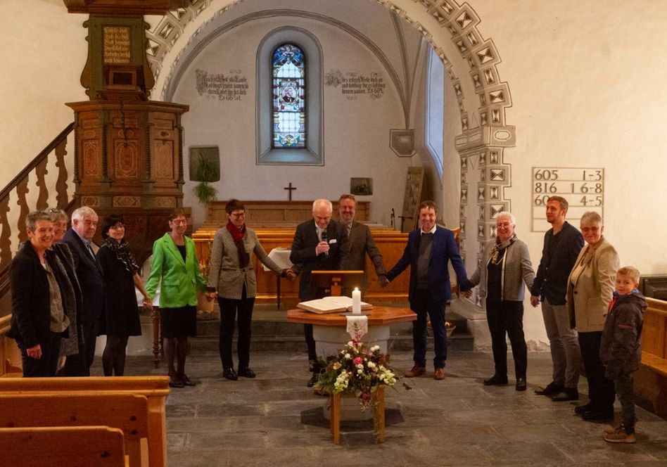 Gruppenfoto der Segnung in der Kirche Matt (Bild: zvg)