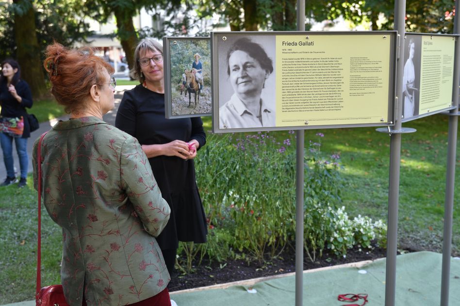 Im Rahmen der Feierlichkeiten zu 50. Jahren Frauenstimmrecht wurde im Volksgarten eine Stele installiert, welche die Biografien von Glarner Pionierinnen präsentiert. (Bild: jhuber)