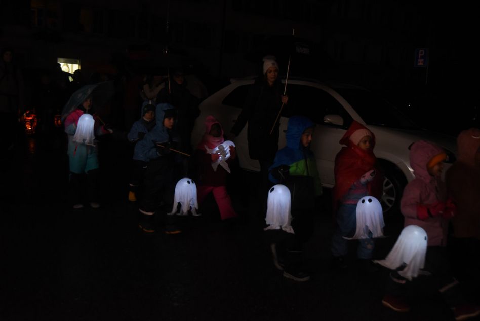 Zauberhafte Lichter in der Innenstadt: Chlausumzug mit 580 Schulkindern