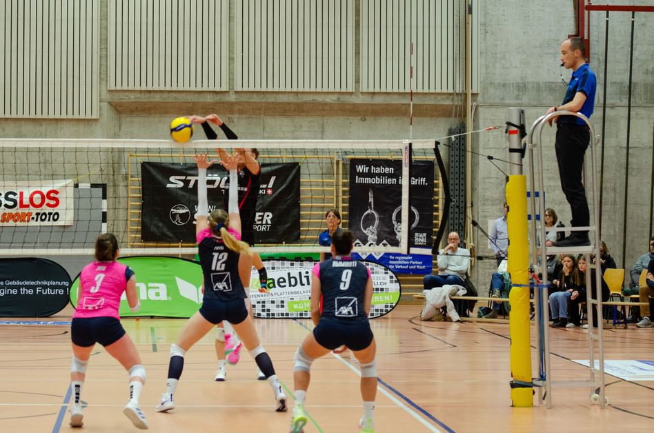 Topscorerin Daria Szczyrba mit einem perfekten Block gegen Volleyball Academy. (Foto Peter Aebli)