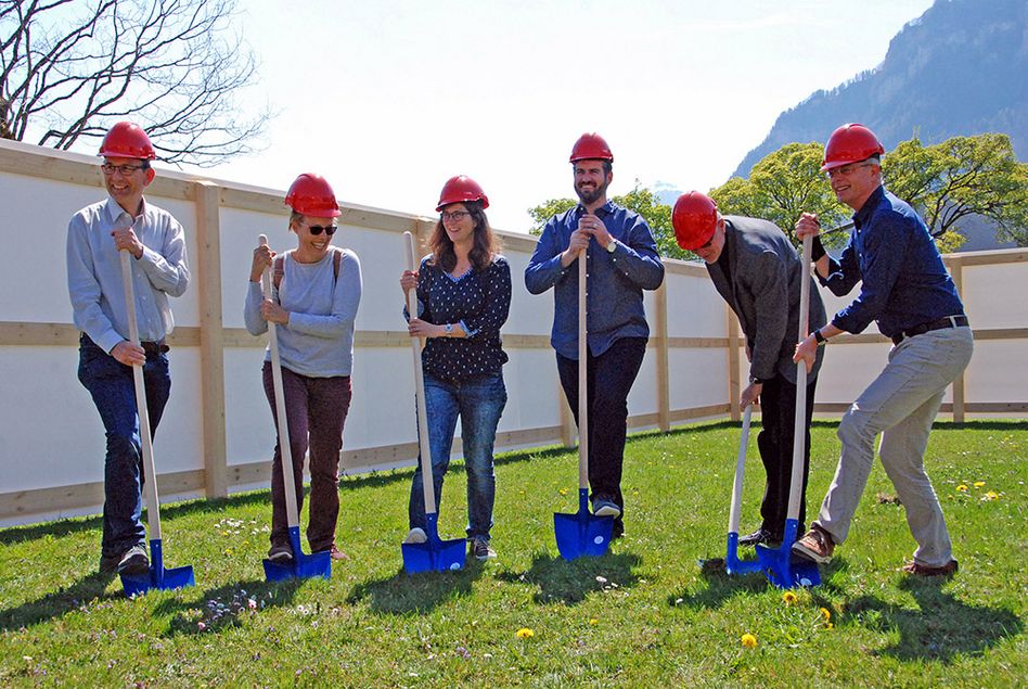 Das Wachstum der Gemeinde Glarus Nord bringt auch einen gestiegenen Bedarf an Schulräumen: An der Linth-Escher-Schule fand der Spatenstich für ein Erweiterung statt. (Bild: alombardi)