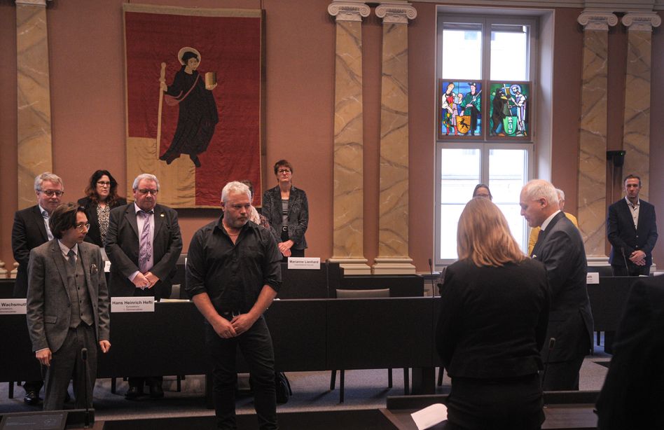 Synode-Präsident Andreas Hefti vereidigt Ivo Oertli, Ennenda (links) und Peter Stüssi, Rüti (rechts).