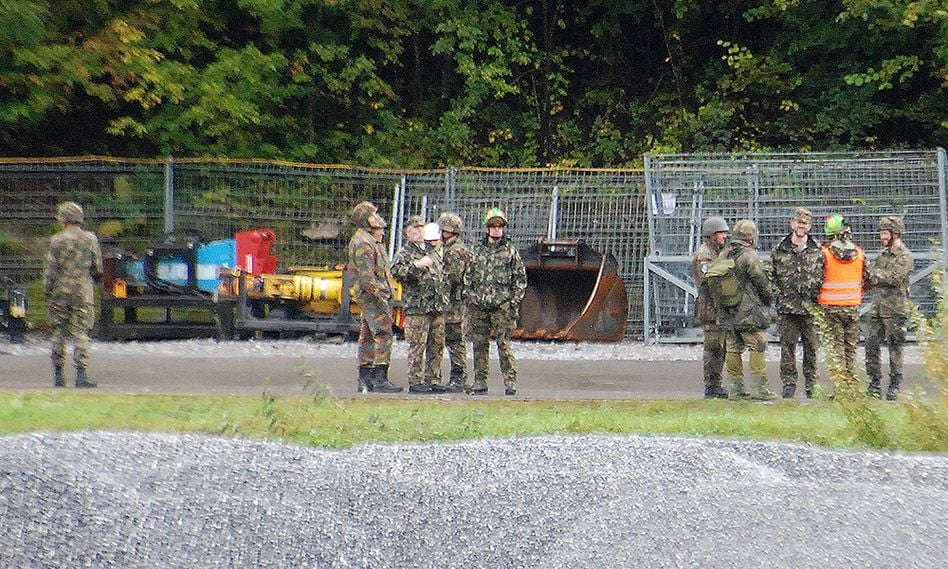 Schweizer Armeeangehörige gemeinsam mit französischen, deutschen und belgischen Kollegen vor der Sprengung der alten Kantine der kalkfabrik Netstal AG