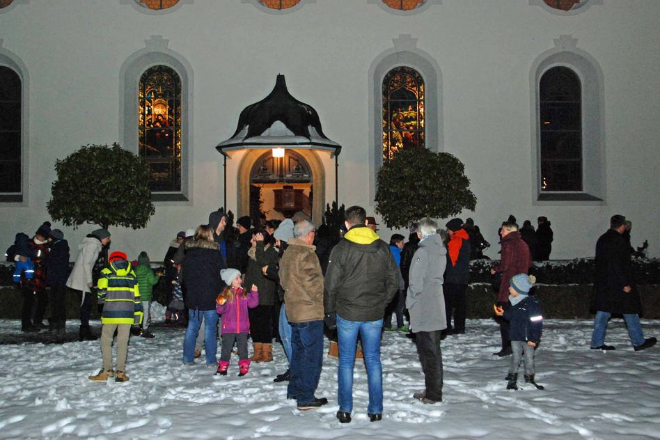 Punsch und Glühwein gab‘s nach der Kinderweihnachtsfeier auf dem schneebedeckten Kirchenplatz (Bilder: hasp)