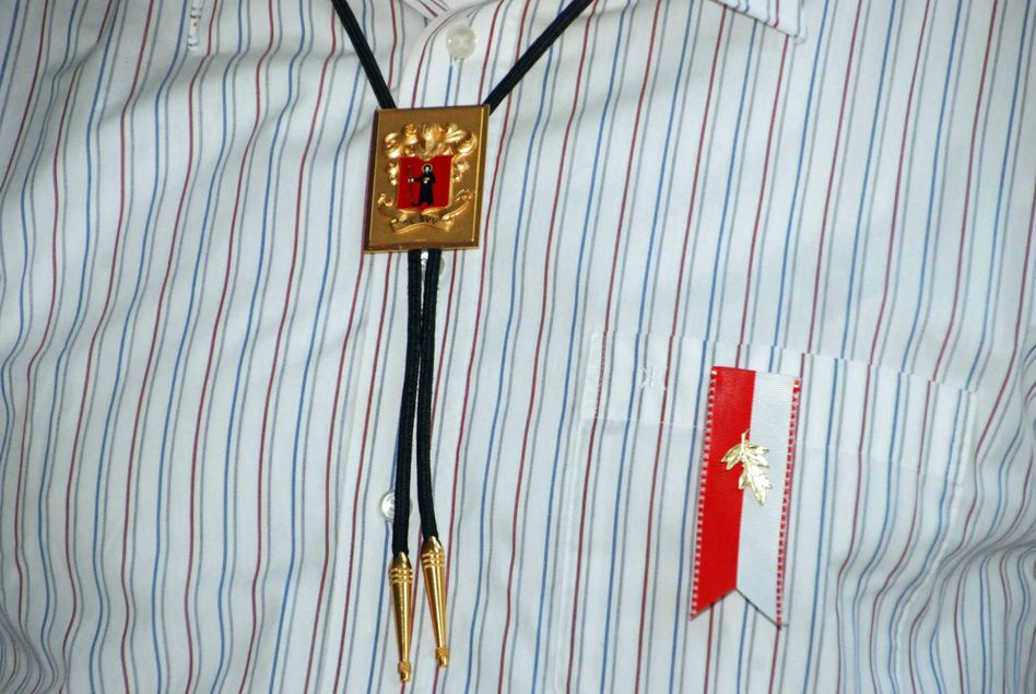 Auf stolz geschwellter Brust eines Ehrenveteranen das goldene Zweiglein und die Kordel-Krawatte.