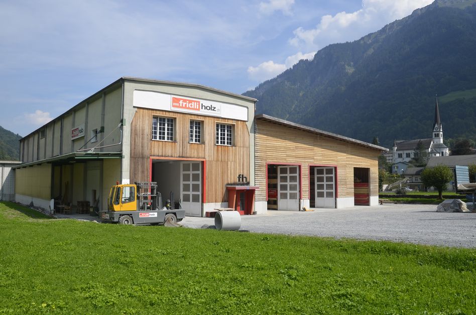 Bereits seit fünf Jahren produziert und arbeitet Fridli Holz AG auf dem LINTHPARK-Areal in Linthal. (Bilder: jhuber) Wo früher die Baumwolle für die Spinnerei Linthal gelagert wurde