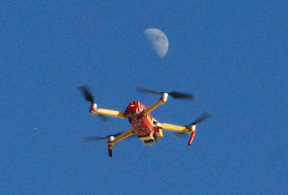 Eine Drohne auf dem Weg zum Mond
