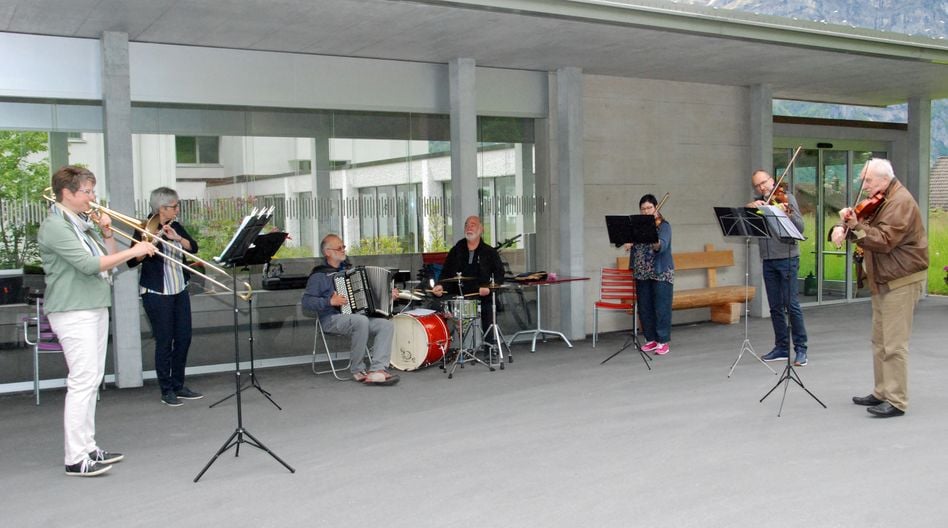 Das Orchester «con brio» bereitete am Pfingstmontag «9-mal Freude» (Bilder: hasp)