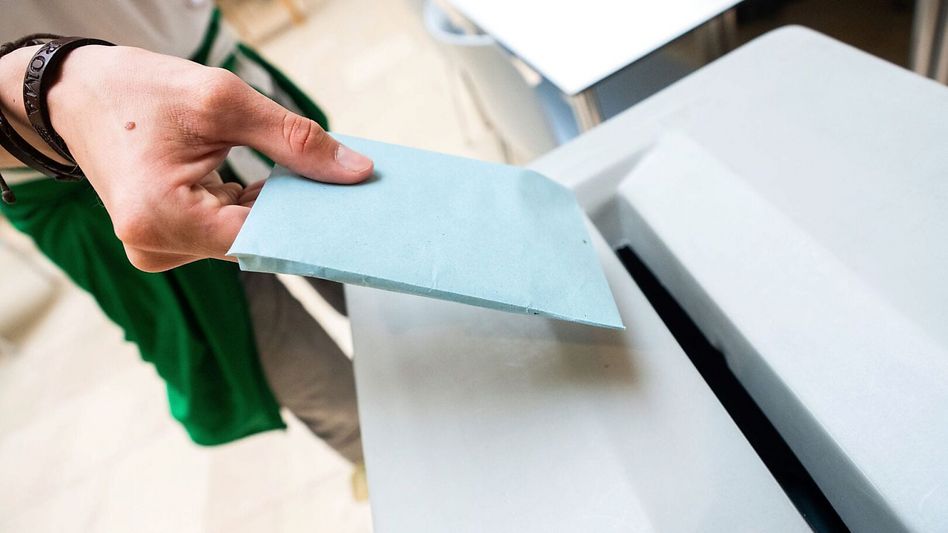 Wahl an der Urne: Im Kanton Glarus werden rechtzeitig gemeldete Kandidaturen bei Majorzwahlen künftig von der jeweiligen Wahlbehörde veröffentlicht. • (Foto: Keystone)