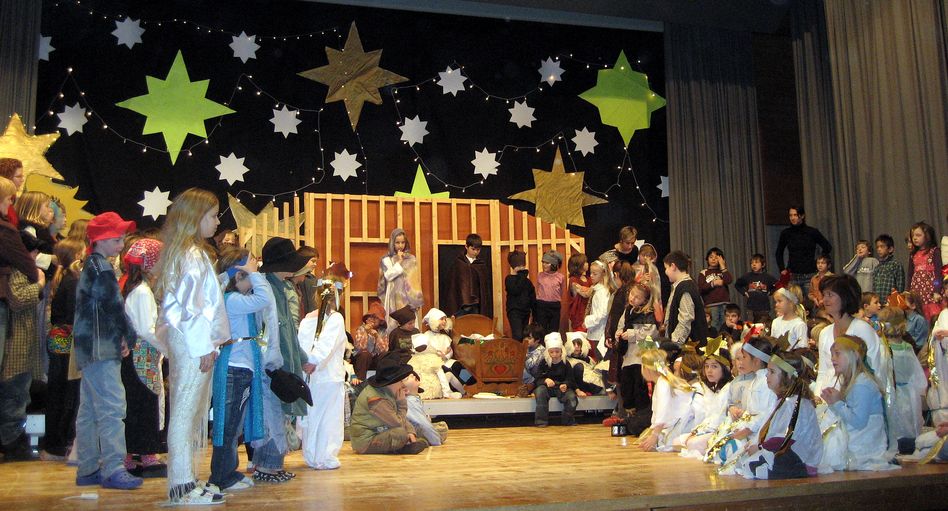 Weihnachtsspiel „Hannah an der Krippe“ aufgeführt von den Kindergärtlern und Primarschülern von Mollis (Bild: zvg.)