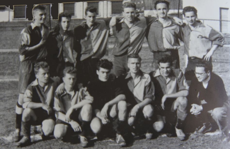Aufstieg 3. Liga 1955,jpg In der Saison 1954/55 erreichte die 1. Mannschaft des FC Netstal den erstmaligen Aufstieg in die 3. Liga. Auf dem Foto erkennt man Stehend v.l.n. r. F Stauffacher, A. Stähli, J. Fergg, O. Hägeli, R. Botteron, A. Speck. Kniend v.l.n.r. K. Schneider, J. Rohner, G. Krieg, F. Lütschg, W. Schwarz, H. Schiesser (Trainer)