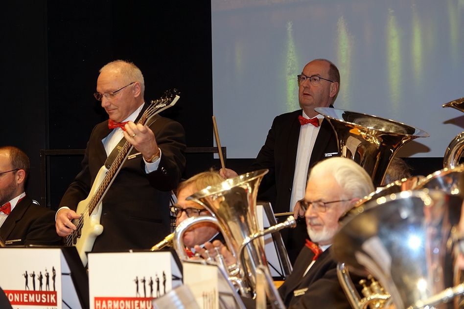 Frits Damrow trifft auf die Harmoniemusik Glarus