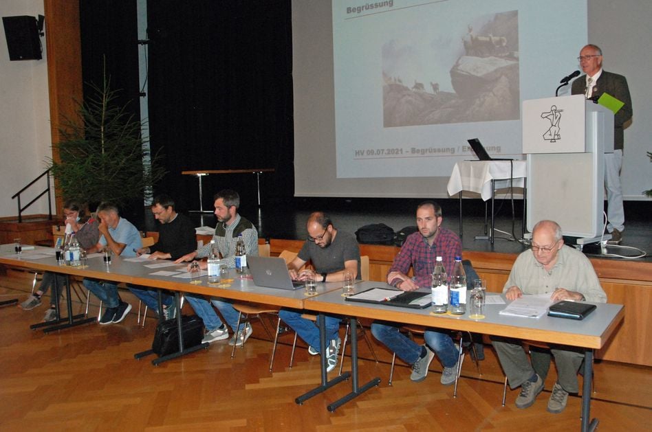 15. Hauptversammlung des Glarner Jagdvereins im Schützenhaus-Saal in Glarus, geleidet von Präsident Fritz Stüssi (Bilder: hasp)