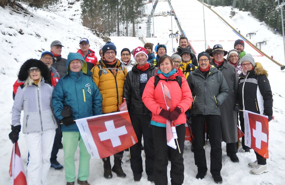 Die Mitglieder des Skiclubs Glarus auf dem Weg zur Schanzenberichtigung (Bikd: r.etter)