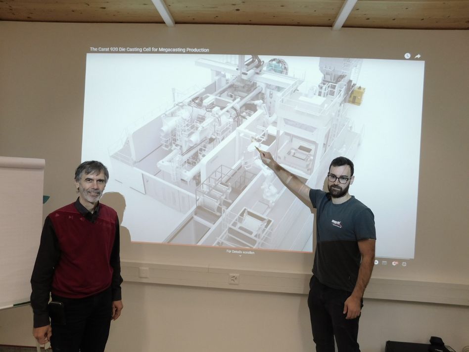 Thomas Marti (links) und Michael Luchsinger erklären die Funktionen der Anlage
