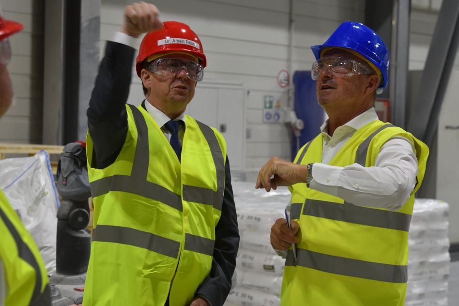 Die Kalkfabrik Netstal zeigt Bundesrat Albert Rösti ein innovatives Projekt zur Reduktion der CO2-Emmission. (Bild: jhuber)