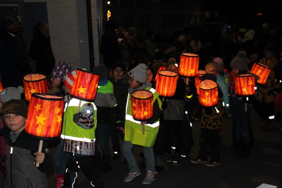 Kinder mit wunderbaren Lampions und warmem Lichterglanz (Bilder: p.meier)