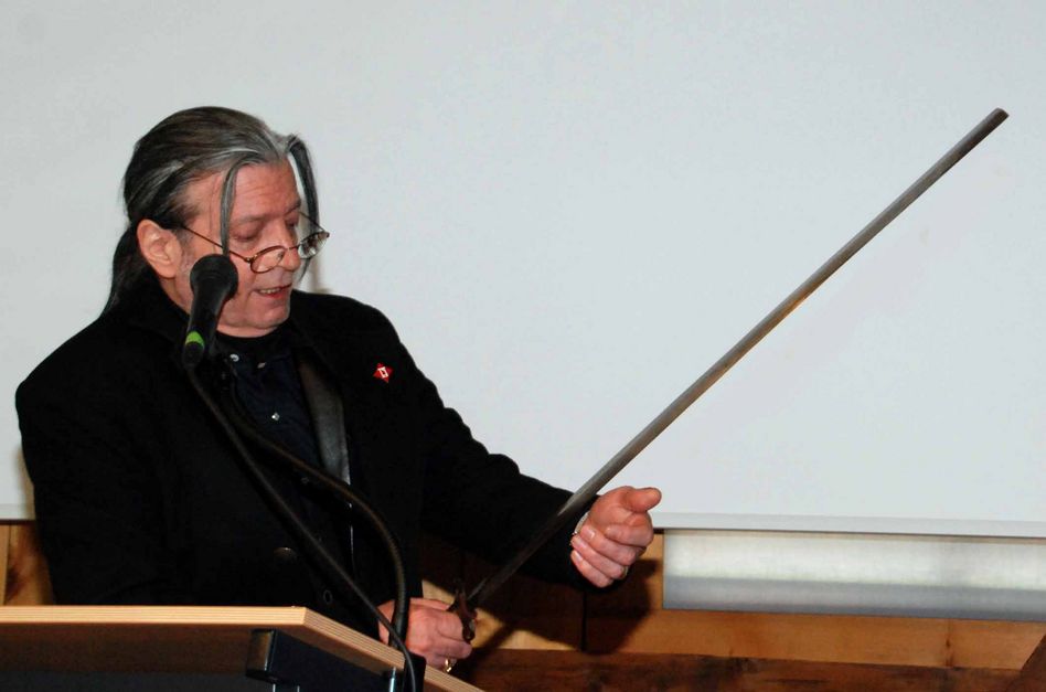 Guido Varesi, Besitzer des einzigartigen Henker-Museums in Sissach, präsentierte das Original-Richtschwert, mit dem Anna Göldi vermutlich enthauptet wurde