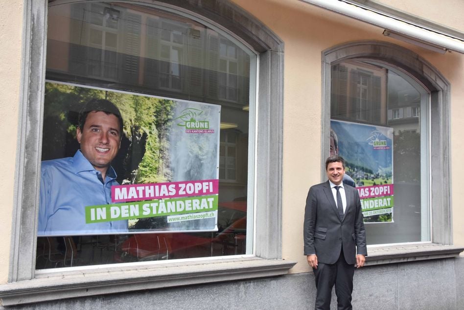Mathias Zopfi vor dem für den Wahlkampf eingerichteten Raum.