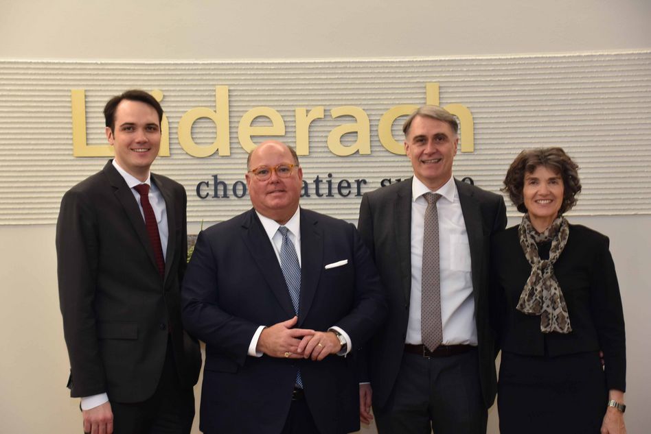 Auch der Firma Läderach (Schweoz) AG stattete der US_Botschafter McMullen einen Besuch ab. (v.l.n.r.) Johannes Läderach, Botschafter Edward McMullen, Jürg Läderach und seine Gemahlin
