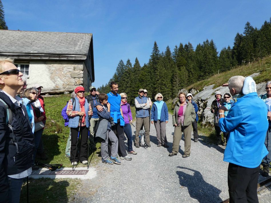 Gespannt lauscht die Wandergruppe bei den Talhütten den Ausführungen von Peter Straub (Foto Gret Menzi)