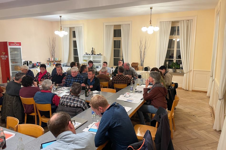 Gut besuchte SVP-Mitgliederversammlung im Hotel Raben, Linthal (Bild: z vg)