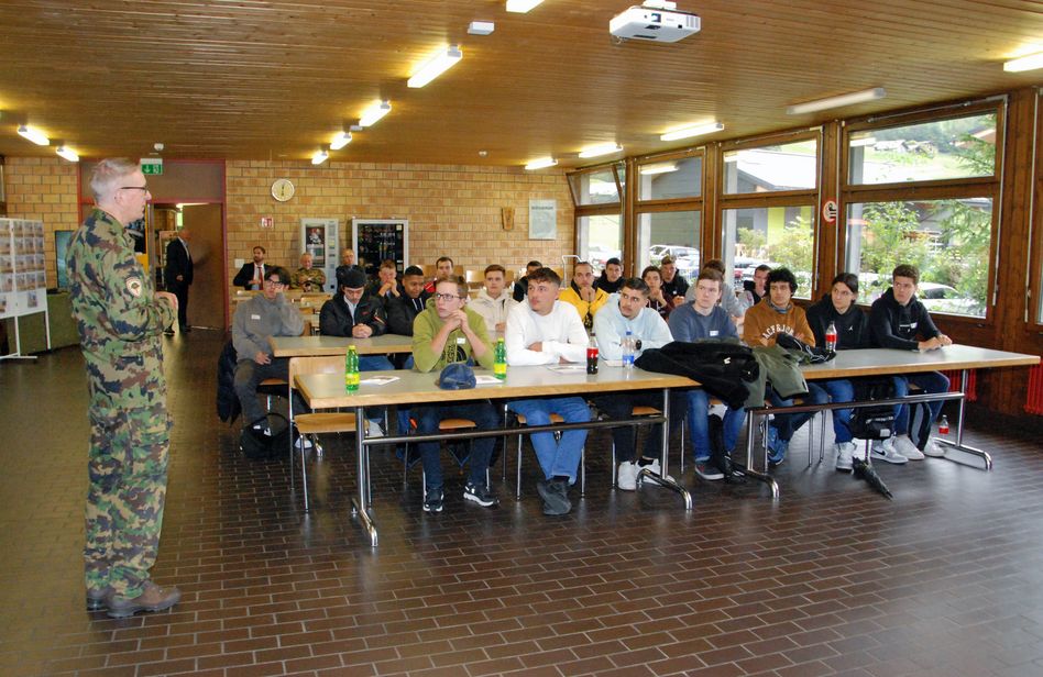 Major Walter Rhyner begrüsst die Teilnehmer/-Innen am Rekruten-Orientierungstage des Kantons Glarus 2022 in Elm (Bilder: hasp)