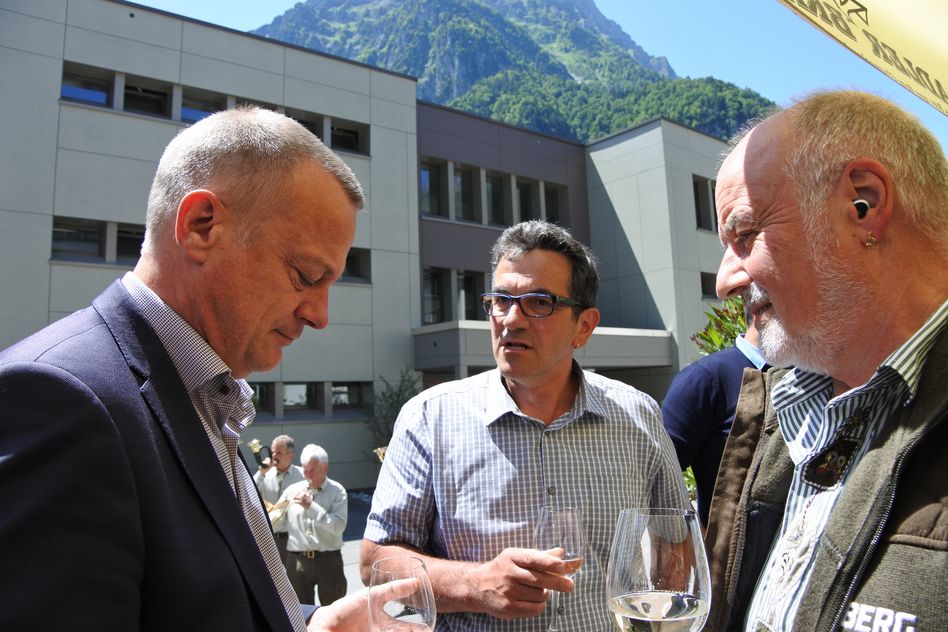 Der Glarner Nationalrat Martin Landolt unterhält sich mit Fritz Waldvogel und Ruedi Menzi