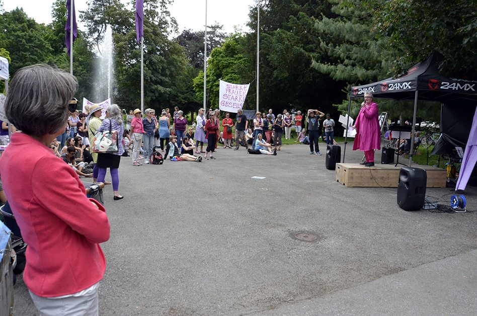 Zita Küng spricht vor den streikenden Frauen in Glarus. (Bilder: jhuber)