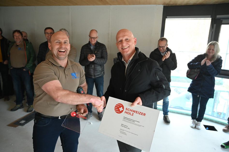 Thomas Tschudi (links) überreicht Rolf Luchsinger das Label Schweizer Holz. (Foto: FJ)
