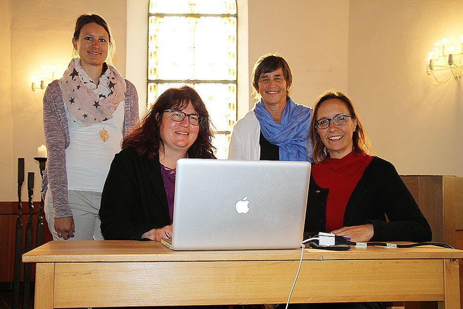 Daniela Müller-Kuhn, Pfarrerin Christina Brüll Beck, Ursi Zweifel und Barbara Hefti (von links) gestalteten den kreativen Gottesdienst in Niederurnen. (Bilder: mb)