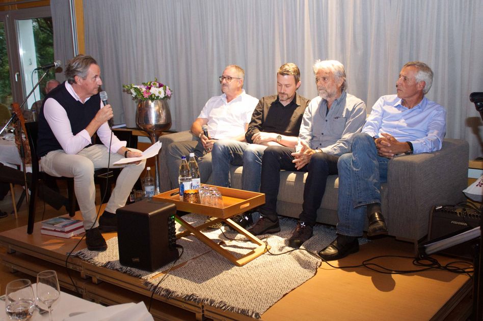 Journalist Martin Beglinger interviewt die Autoren Thomas Spälti, Peter Staub, Fritz Marti und Andi Lienhard (v.l.) zum Flurnamen-Buchprojekt. (bilder: e.willi)