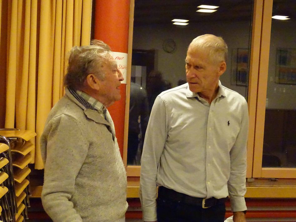 Im Gespräch: Rechnungsrevisor Ruedi Ferndriger (links) und Thomas Zimmermann, Kassier