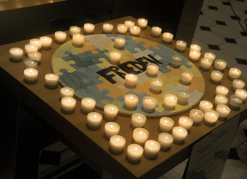 Die Menschen in der Glarner Stadtkirche konnten Kerzen entzünden und für Frieden beten.