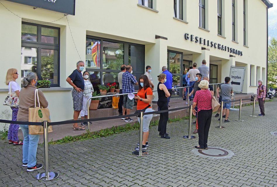 Explosionsartige Zunahme von COVID-19-Impfungen im Kanton Glarus (Bilder: hasp)