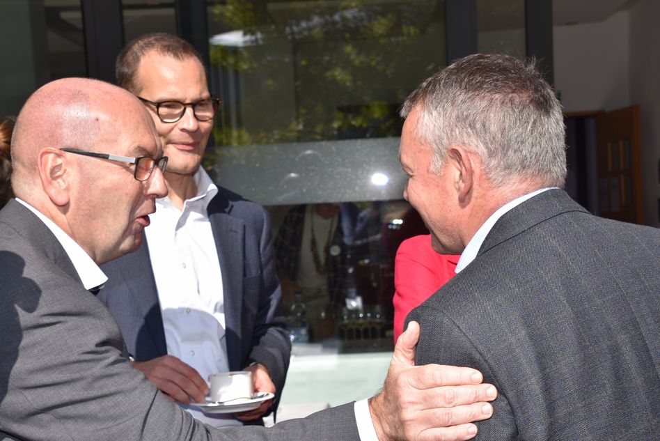 Regierungsrat Kaspar Becker im Gespräch mit Thomas Sieber, im Hintergrund Christoph Brand