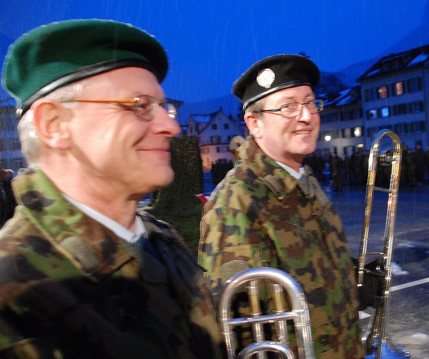 Trotz Schneefall guter Laune sind die zwei Musikanten des Glarner Militärtrompeter-Vereins