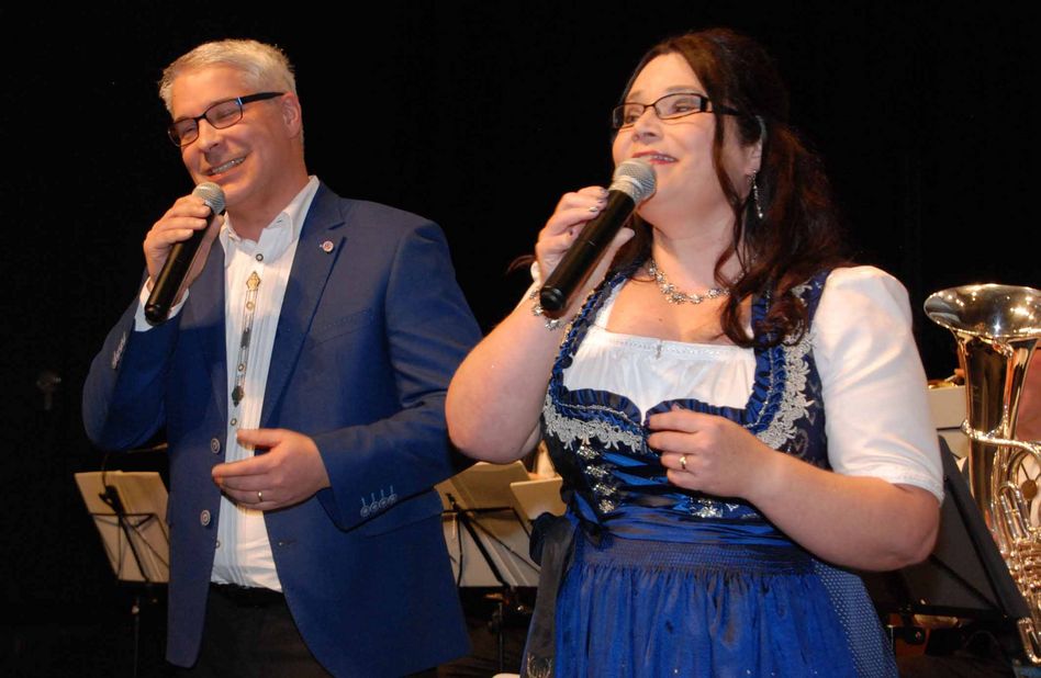 Die Freude am Singen ist ihnen ins Gesicht geschrieben: Das Gesangsduo Beatrix und Armin Imhof