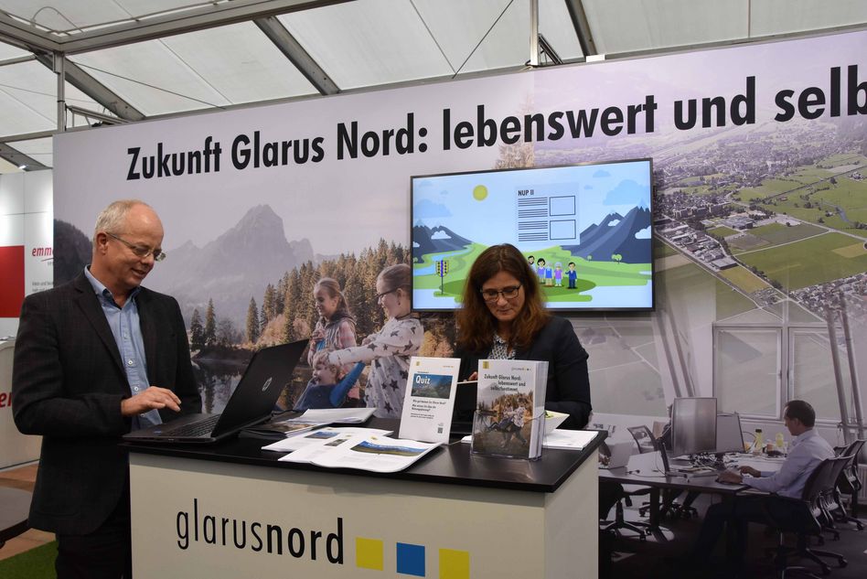 Die Gemeinde Glarus Nord präsentiert sich an der diesjährigen Messe. Im Bild Gemeindepräsident Thomas Kistler und eine Mitarbeiterin der Gemeinde.