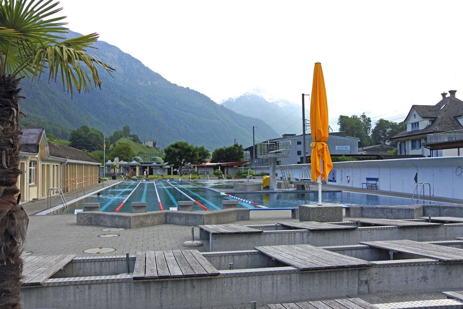 Blick auf das sanierungsbedürftige Schwimmbad in Glarus