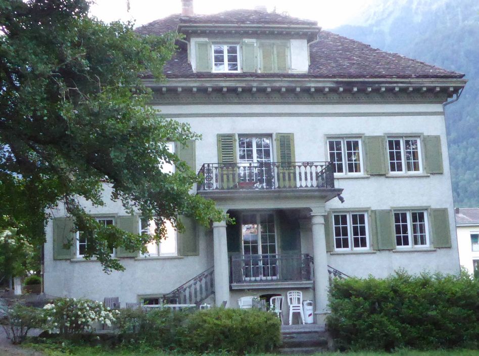 Kennen Sie das abgebildete Haus in Mitlödi? Nach dem Rundgang vom 29. Juni wissen wir mehr über die Villa-Kemler! (Bilder: zvg)
