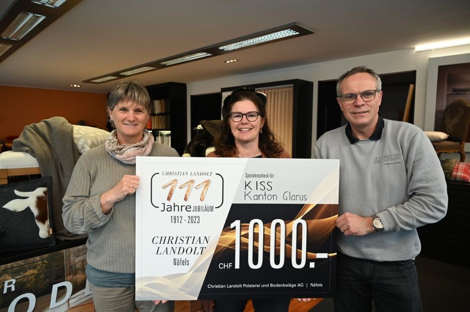 Christian und Iris Landolt übergeben Monika Waldvogel von KISS einen Scheck über 1000 Franken. (Bild: zvg)