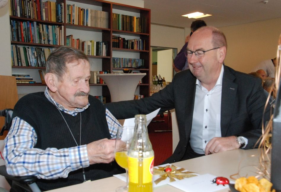 Geburtstagsfeier für den ältesten Netstaler im Alterszentrum Bruggli in Netstal (Bilder: hasp)