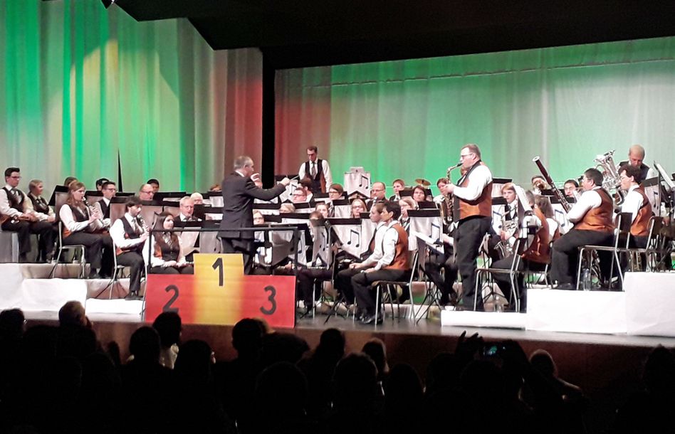 Die Harmoniemusik Näfels unter der Leitung von Reto Bösch begeisterte mit einem tollen Konzertprogramm (Bilder: a.lombardi)