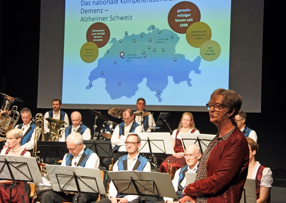Präsidentin Margreet Vuichard stellt chramant und detailliert die Institution «Alzheimer Glarus» vor.